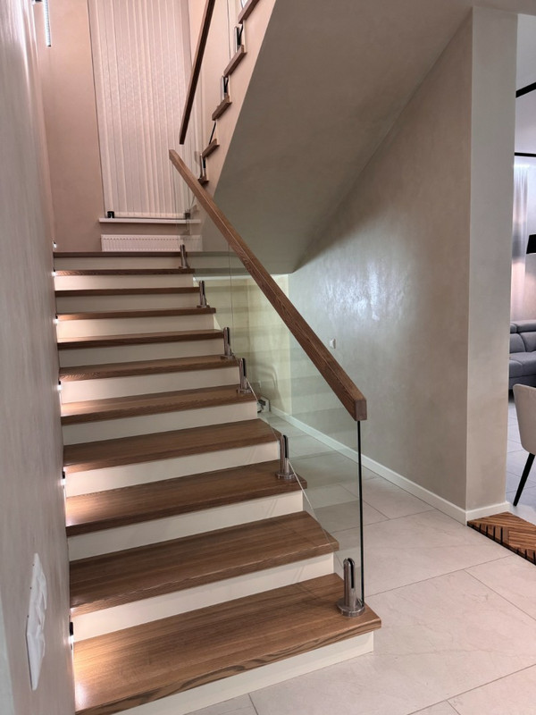 Лестница на бетонном основании с ясенем и стеклом на мини-стойках, разворот на площадке, без плинтуса