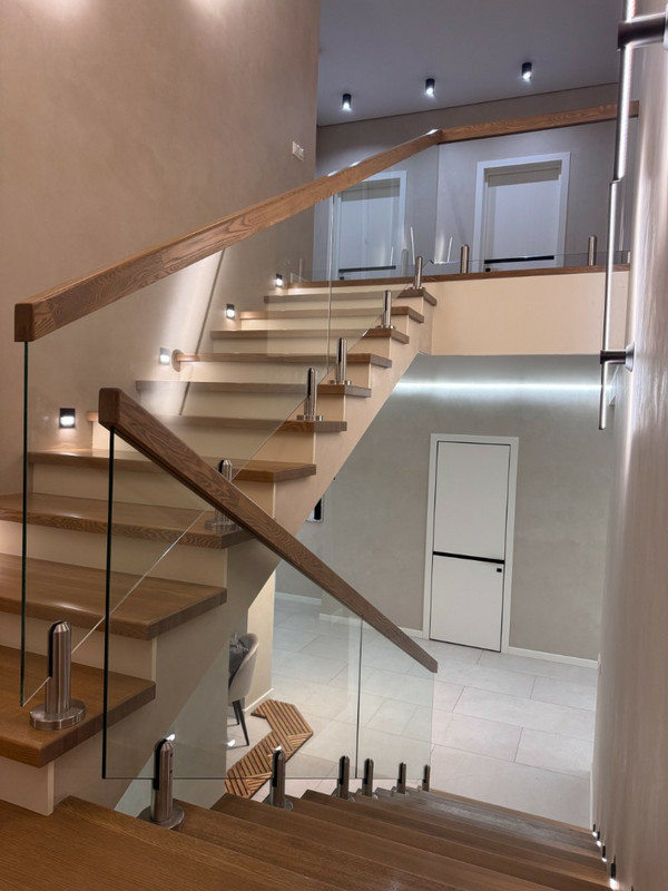 Лестница на бетонном основании с ясенем и стеклом на мини-стойках, разворот на площадке, без плинтуса