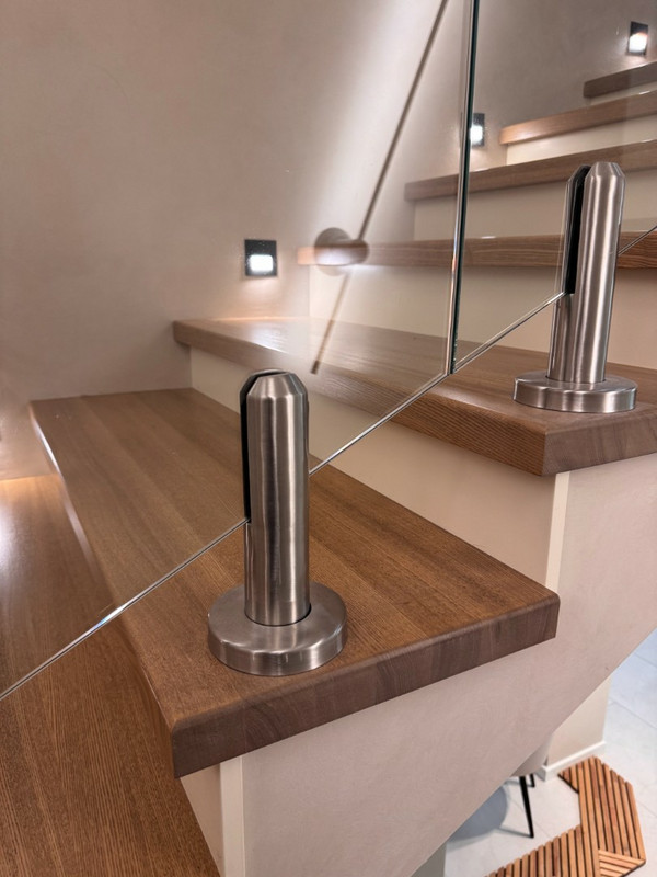 Лестница на бетонном основании с ясенем и стеклом на мини-стойках, разворот на площадке, без плинтуса