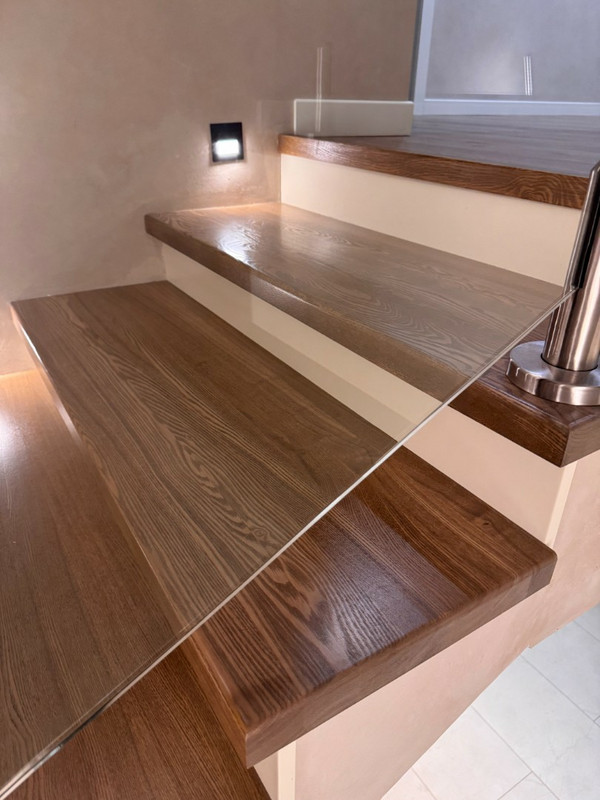 Лестница на бетонном основании с ясенем и стеклом на мини-стойках, разворот на площадке, без плинтуса