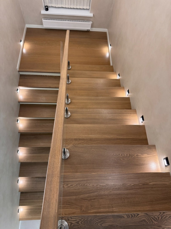 Лестница на бетонном основании с ясенем и стеклом на мини-стойках, разворот на площадке, без плинтуса