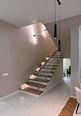 Лестница на бетонном основании с ясенем и стеклом на мини-стойках, разворот на площадке, без плинтуса