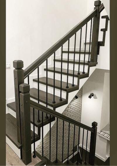 Отделка бетонной лестницы паркетными ступенями из ясеня и мдф с металлическими балясинами в КП 