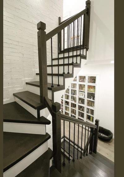 Отделка бетонной лестницы паркетными ступенями из ясеня и мдф с металлическими балясинами в КП 