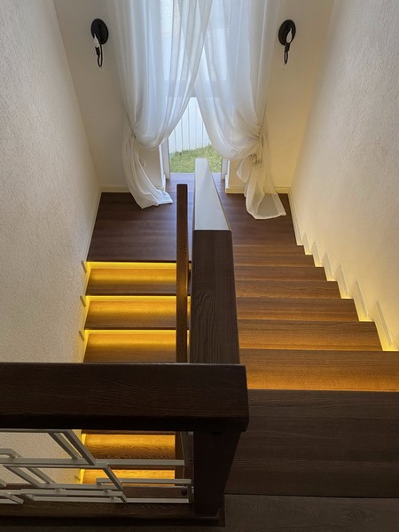 Комбинированая П-образная лестница из ясеня и сосны со сварным ограждением в Обушково