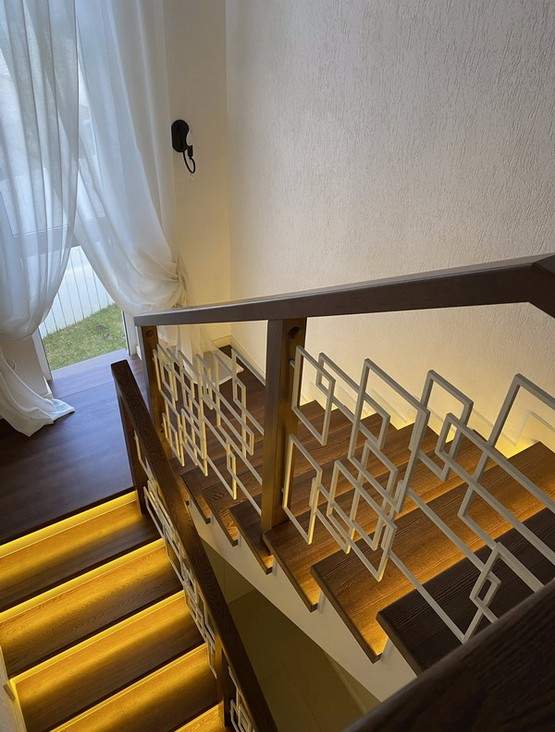 Комбинированая П-образная лестница из ясеня и сосны со сварным ограждением в Обушково