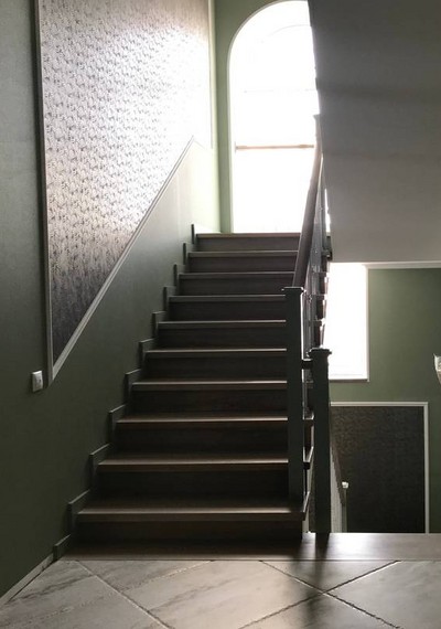 Отделка бетонной лестницы цельноламельными ступенями из ясеня с металлическими балясинами в Подольске 6