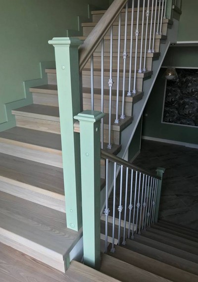 Отделка бетонной лестницы цельноламельными ступенями из ясеня с металлическими балясинами в Подольске 9