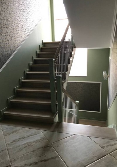Отделка бетонной лестницы цельноламельными ступенями из ясеня с металлическими балясинами в Подольске 7