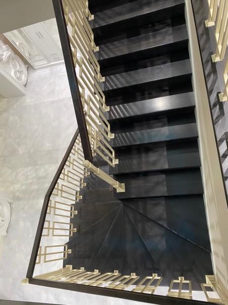 Отделка бетонной лестницы паркетными ступенями из дуба с подсветкой и сварным ограждением в КП 