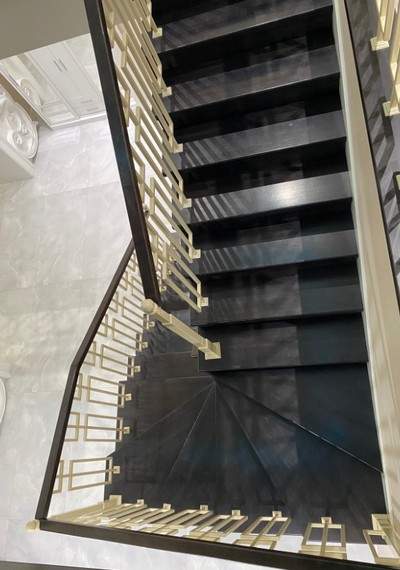 Отделка бетонной лестницы паркетными ступенями из дуба с подсветкой и сварным ограждением в КП 