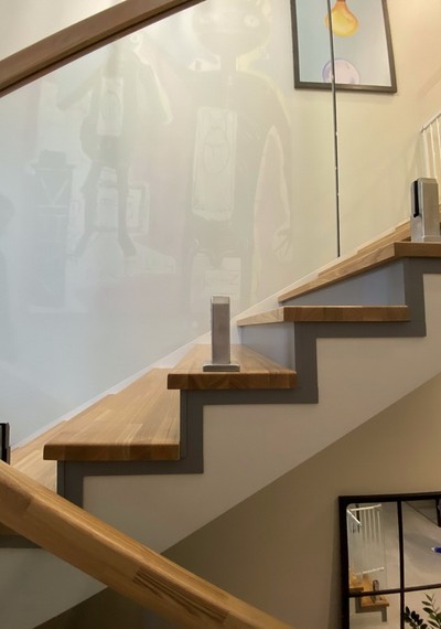 Отделка бетонной лестницы паркетными ступенями из ясеня со стеклянным ограждением в КИЗ 