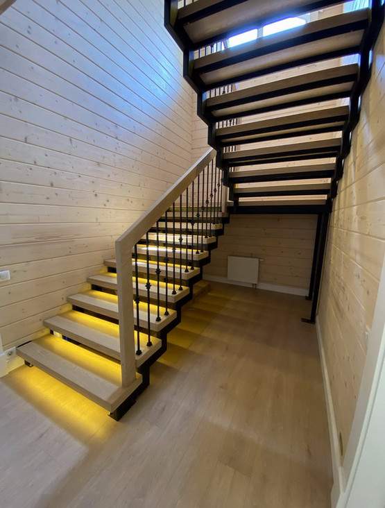 Лестница на открытом металлическом каркасе с дубовыми шпонированными ступенями 60мм и подсветкой в КП 