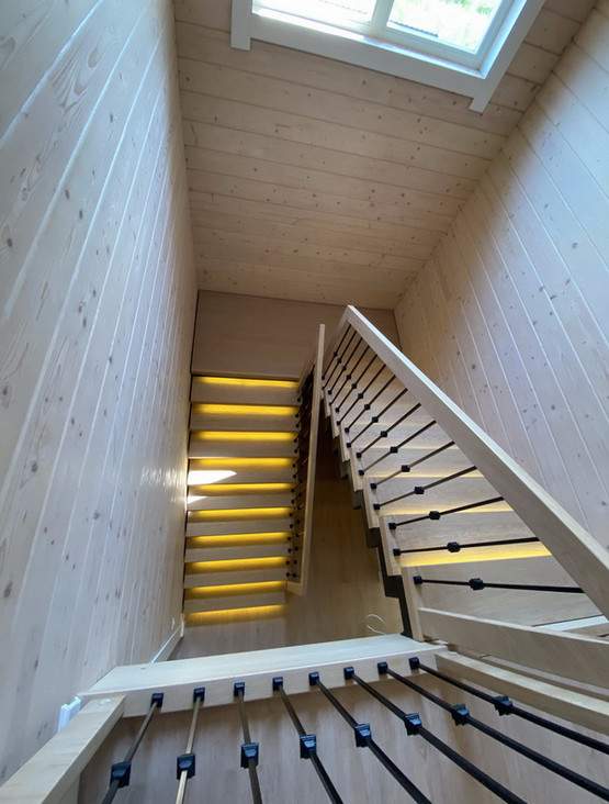Лестница на открытом металлическом каркасе с дубовыми шпонированными ступенями 60мм и подсветкой в КП 