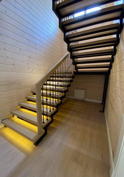 Лестница из металла с толстыми дубовыми ступенями в деревянном доме МЛ МО1 3