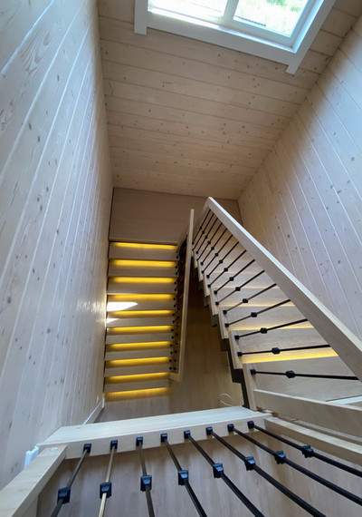 Лестница из металла с толстыми дубовыми ступенями в деревянном доме МЛ МО1 5