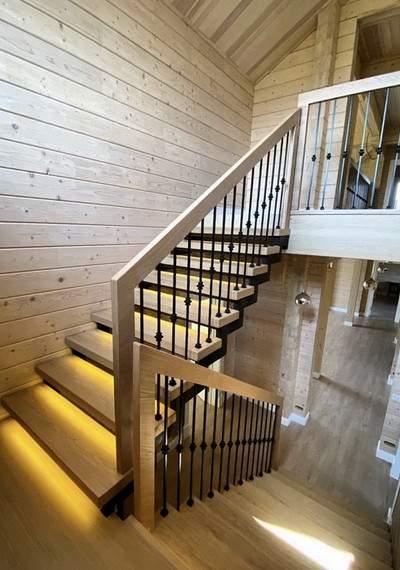 Лестница из металла с толстыми дубовыми ступенями в деревянном доме МЛ МО1 