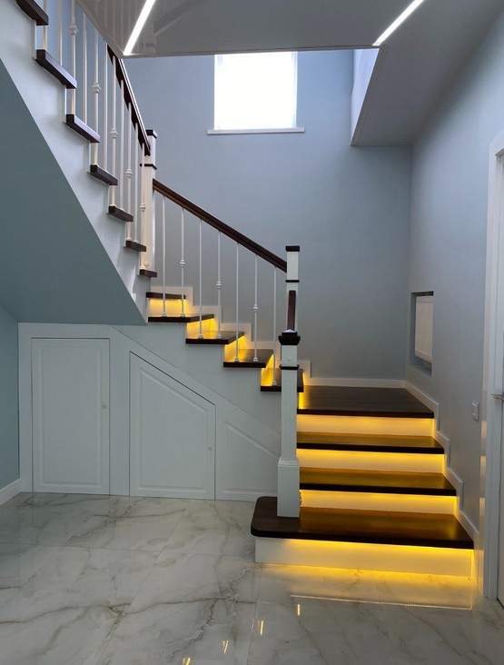 Отделка бетонной лестницы паркетными ступенями из ясеня и мдф с подсветкой и кладовкой в КП 
