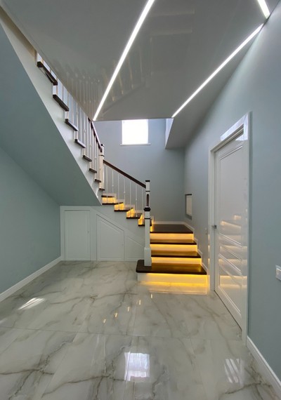 Отделка бетонной лестницы паркетными ступенями из ясеня и мдф с подсветкой и кладовкой в КП 