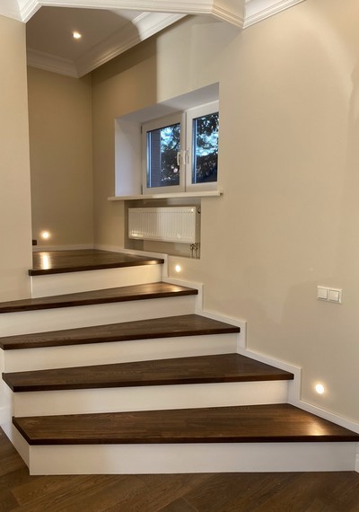 Отделка бетонной лестницы паркетными ступенями из ясеня и мдф со светильниками в стене в Видном 1