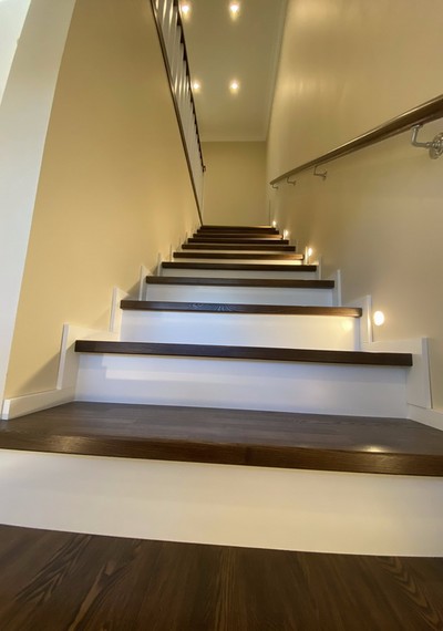 Отделка бетонной лестницы паркетными ступенями из ясеня и мдф со светильниками в стене в Видном 3