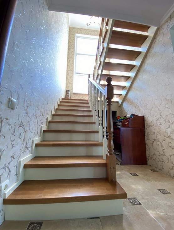 Комбинированная лестница из ясеня и сосны полуоткрытого типа с буковыми балясинами в Новом Милете