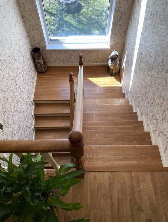 Комбинированная лестница из ясеня и сосны полуоткрытого типа с буковыми балясинами в Новом Милете