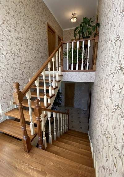 Полуоткрытая лестница с деревянными балясинами МЛ Д003 1