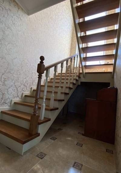 Комбинированная лестница из ясеня и сосны полуоткрытого типа с буковыми балясинами в Новом Милете 2