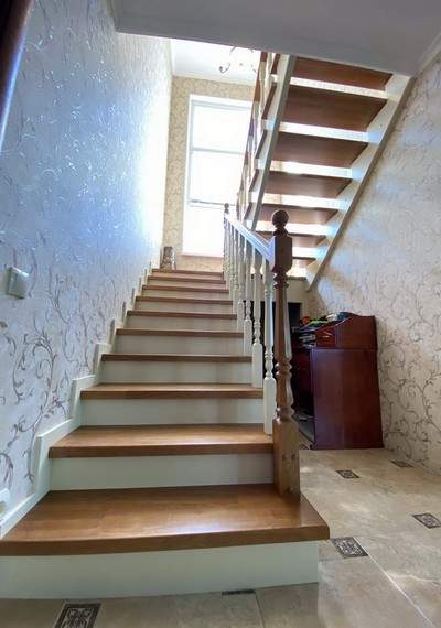Полуоткрытая лестница с деревянными балясинами МЛ Д003 3