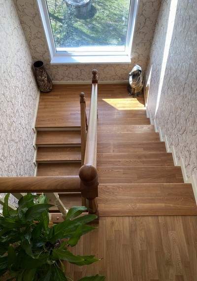 Полуоткрытая лестница с деревянными балясинами МЛ Д003 8