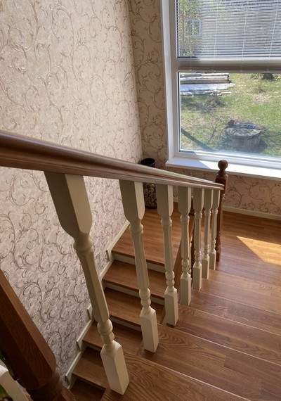 Комбинированная лестница из ясеня и сосны полуоткрытого типа с буковыми балясинами в Новом Милете 7