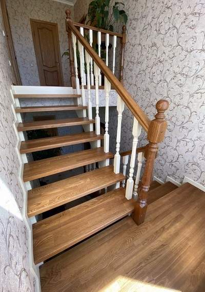 Полуоткрытая лестница с деревянными балясинами МЛ Д003 6