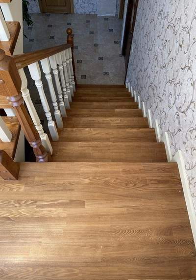 Полуоткрытая лестница с деревянными балясинами МЛ Д003 4