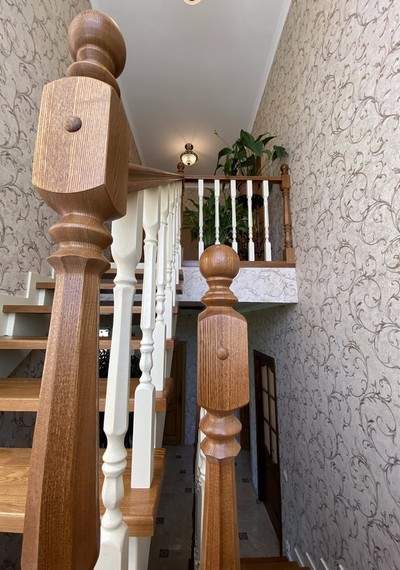 Полуоткрытая лестница с деревянными балясинами МЛ Д003 5