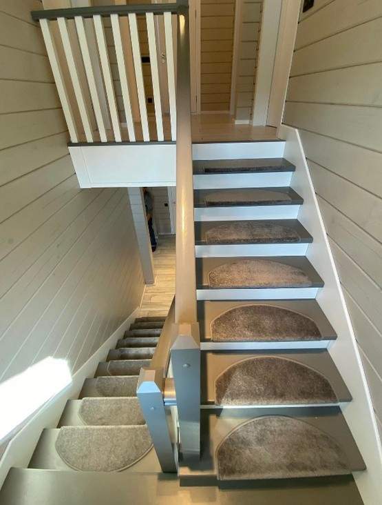 Комбинированная лестница из дуба и сосны с балясинами-брусками