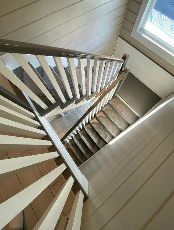 Комбинированная лестница из дуба и сосны с балясинами-брусками