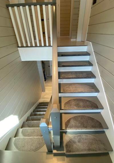 Комбинированная лестница из дуба и сосны с балясинами-брусками 6