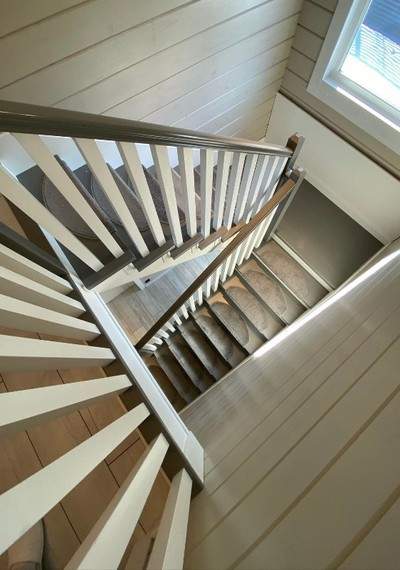 Комбинированная лестница из дуба и сосны с балясинами-брусками 10