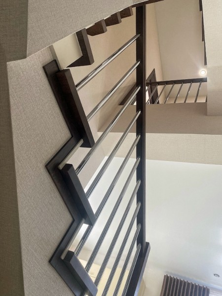 Отделка бетонной лестницы паркетными ступенями из ясеня и мдф с хромтрубками в Давыдковском