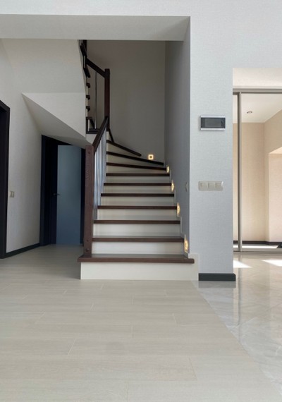 Межэтажная лестница из бетона с деревянными ступенями МЛ Б3 
