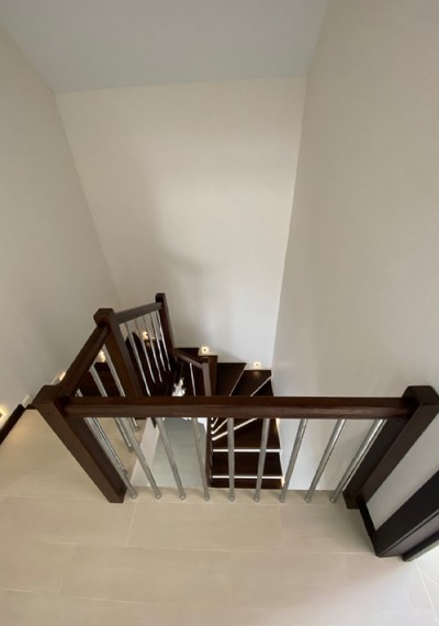 Межэтажная лестница из бетона с деревянными ступенями МЛ Б3 