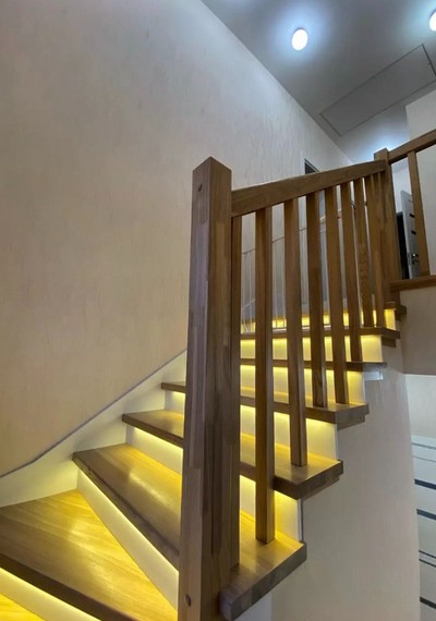 Отделка бетонной лестницы комбинацией цельноламельных ступеней из ясеня и мдф с балясинами из ясеня с подсветкой в Троице-Сельцо 5