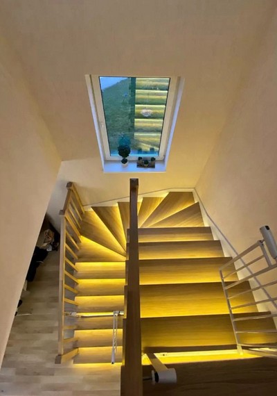 Отделка бетонной лестницы комбинацией цельноламельных ступеней из ясеня и мдф с балясинами из ясеня с подсветкой в Троице-Сельцо 8