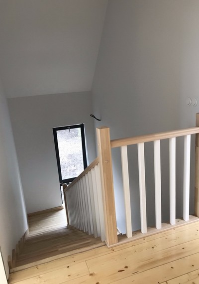 Комбинированная лестница из лиственницы и сосны открытого типа в КП 