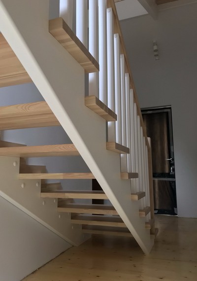 Комбинированная лестница из лиственницы и сосны открытого типа в КП 
