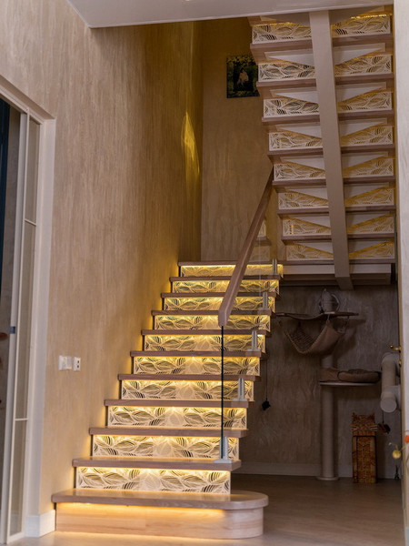 Лестница на металлическом монокосоуре с паркетными ступенями из ясеня с подсветкой и стеклянным ограждением