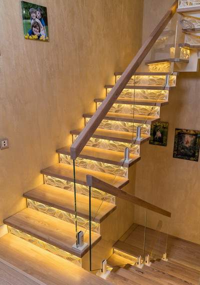 Лестница на металлическом монокосоуре с паркетными ступенями из ясеня с подсветкой и стеклянным ограждением 5