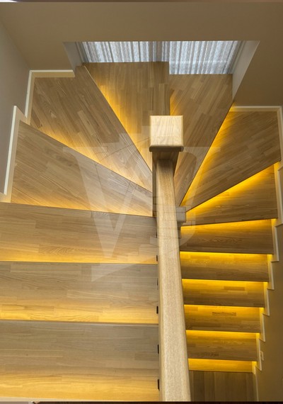 Отделка бетонной лестницы паркетными ступенями из ясеня и мдф с металлическими балясинами и подсветкой в КП 