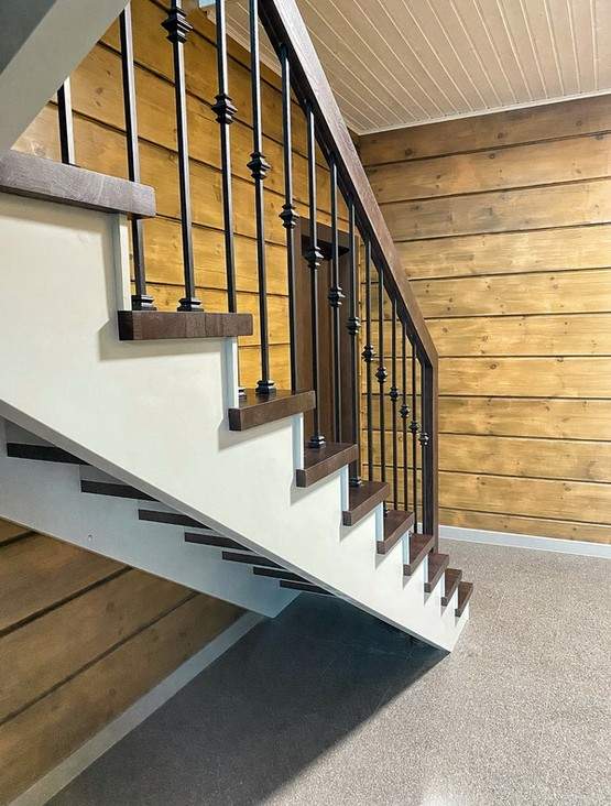 Комбинированная лестница из ясеня и сосны с металлическими балясинами в Бачурино